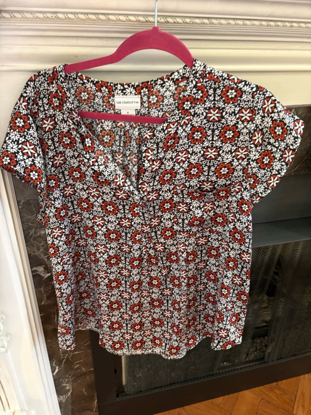 Liz Claiborne Red, White & Black Floral V-Neck Short Sleeve Top